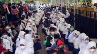 Siswa SMP di Cimahi Tumplek Jalani Vaksinasi COVID-19