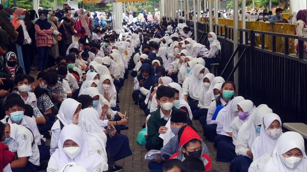 Siswa SMP di Cimahi Tumplek Jalani Vaksinasi COVID-19