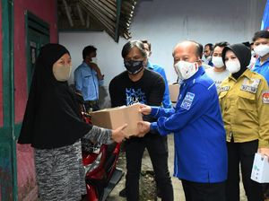 Ke Cianjur, Syarief Hasan Blusukan Bagi-bagi Sembako ke Rumah Warga