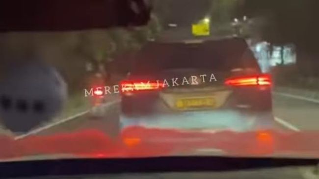 Tangkapan layar video viral Fortuner berpelat dinas Polri diduga lawan arus dan tabrak Peugeot di Jaksel (Dok.istimewa/Instagram)