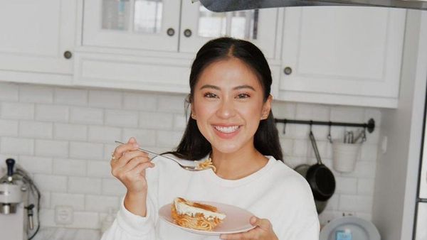 Tyna Kanna Diisukan Selingkuh, Ini Momennya Saat Ngemil dan Masak di Rumah