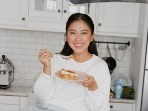 Tyna Kanna Diisukan Selingkuh, Ini Momennya Saat Ngemil dan Masak di Rumah