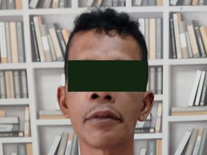 Temuan Celana Dalam Perempuan di Balik Pelemparan Batu di JPO Senayan Temuan Celana Dalam Perempuan di Balik Pelemparan Batu di JPO Senayan