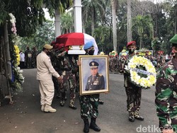 Jenazah Eks Pangkostrad Letjen Kuntara Dimakamkan di TMP Kalibata