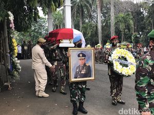 Jenazah Eks Pangkostrad Letjen Kuntara Dimakamkan di TMP Kalibata Jenazah Eks Pangkostrad Letjen Kuntara Dimakamkan di TMP Kalibata