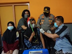 Aksi Tim Vaksin Keliling Kunjungi Warga di Kaki Gunung Welirang Mojokerto