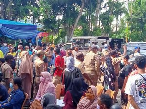 Ricuh, Vaksinasi COVID Massal NasDem di Sorong Dibubarkan Satpol PP Ricuh, Vaksinasi COVID Massal NasDem di Sorong Dibubarkan Satpol PP