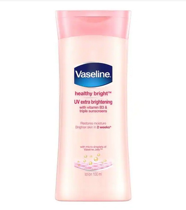Vaseline Healthy Bright UV Lightening Lotion diperkaya dengan Vitamin B3 alami yang membantu kulit tampak lebih cerah dengan cara menghambat produksi melanin.