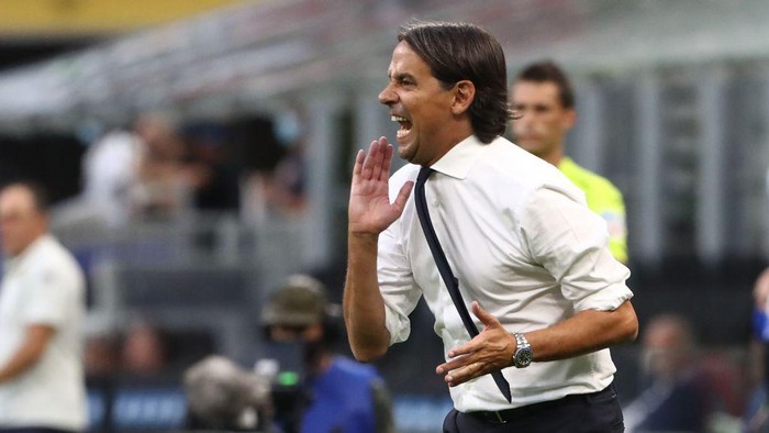MILAN, ITALY - AUGUST 21: FC Internazionale coach Simone Inzaghi shouts instructions to his players during the Serie A match between FC Internazionale v Genoa CFC at Stadio Giuseppe Meazza on August 21, 2021 in Milan, Italy. (Photo by Marco Luzzani/Getty Images)