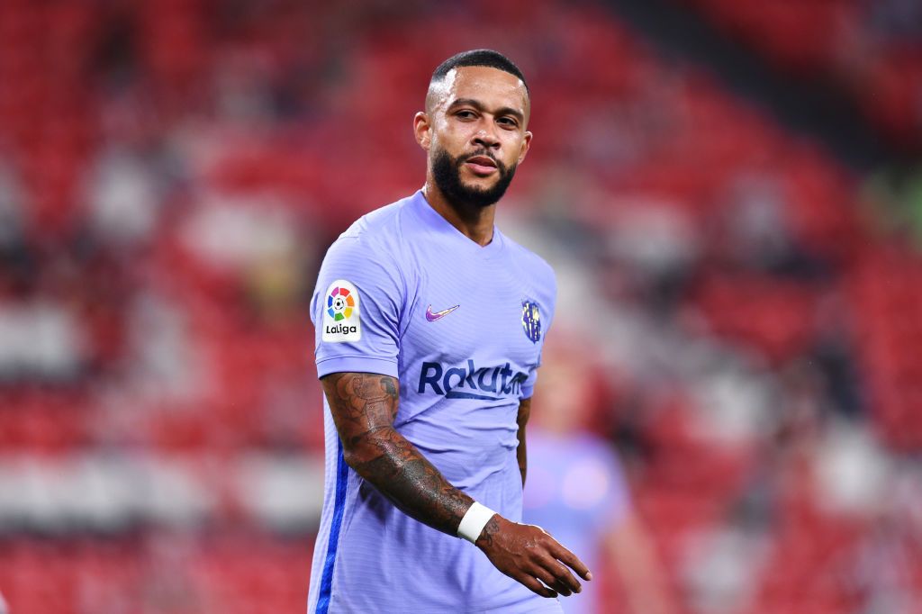 BILBAO, SPAIN - AUGUST 21: Memphis Depay of FC Barcelona looks on during the LaLiga Santander match between Athletic Club and FC Barcelona at San Mames Stadium on August 21, 2021 in Bilbao, Spain. (Photo by Juan Manuel Serrano Arce/Getty Images)