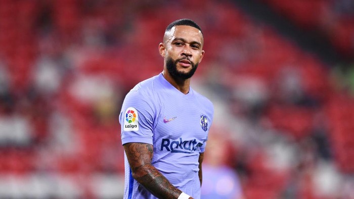 BILBAO, SPAIN - AUGUST 21: Memphis Depay of FC Barcelona looks on during the LaLiga Santander match between Athletic Club and FC Barcelona at San Mames Stadium on August 21, 2021 in Bilbao, Spain. (Photo by Juan Manuel Serrano Arce/Getty Images)
