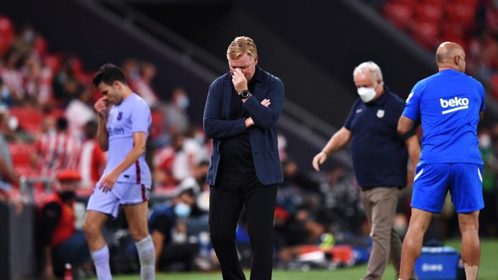 BILBAO, SPAIN - AUGUST 21: Ronald Koeman, Head Coach of FC Barcelona looks on from the sidelines during the LaLiga Santander match between Athletic Club and FC Barcelona at San Mames Stadium on August 21, 2021 in Bilbao, Spain. (Photo by Juan Manuel Serrano Arce/Getty Images)