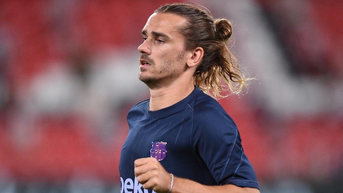 BILBAO, SPAIN - AUGUST 21: Antoine Griezmann of FC Barcelona warms up prior to the LaLiga Santander match between Athletic Club and FC Barcelona at San Mames Stadium on August 21, 2021 in Bilbao, Spain. (Photo by Juan Manuel Serrano Arce/Getty Images)