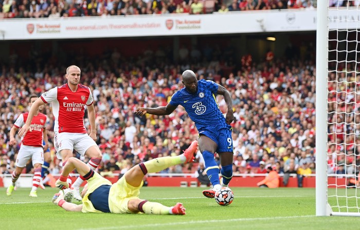 LONDON, ENGLAND - AUGUST 22: Romelu Lukaku of Chelsea celebrates after scoring their side's first goal during the Premier League match between Arsenal and Chelsea at Emirates Stadium on August 22, 2021 in London, England. (Photo by Michael Regan/Getty Images)