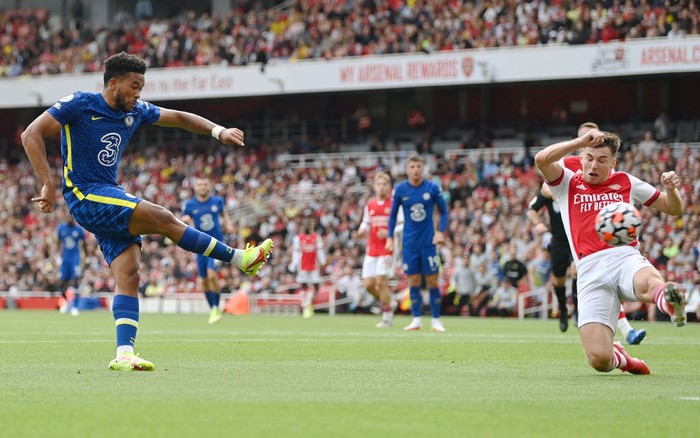 Arsenal vs Chelsea LONDON, ENGLAND - AUGUST 22: Reece James of Chelsea scores their side's second goal during the Premier League match between Arsenal and Chelsea at Emirates Stadium on August 22, 2021 in London, England. (Photo by Shaun Botterill/Getty Images)