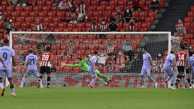 Athletic Bilbao's Inigo Martinez scores his side's opening goal during the Spanish La Liga soccer match between Athletic Bilbao and Barcelona at San Mames stadium, in Bilbao, northern Spain, Saturday, Aug. 21, 2021. (AP Photo/Alvaro Barrientos)