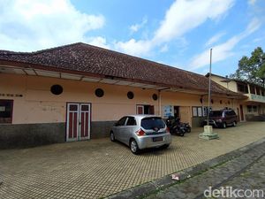 Bekas Stasiun Kereta Api Jadi Gedung Sekolah, Masih Ada Bekas Rel Lho