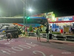 Tabrak Pikap, Bus Sugeng Rahayu Nyelonong ke Pos Lantas Sragen