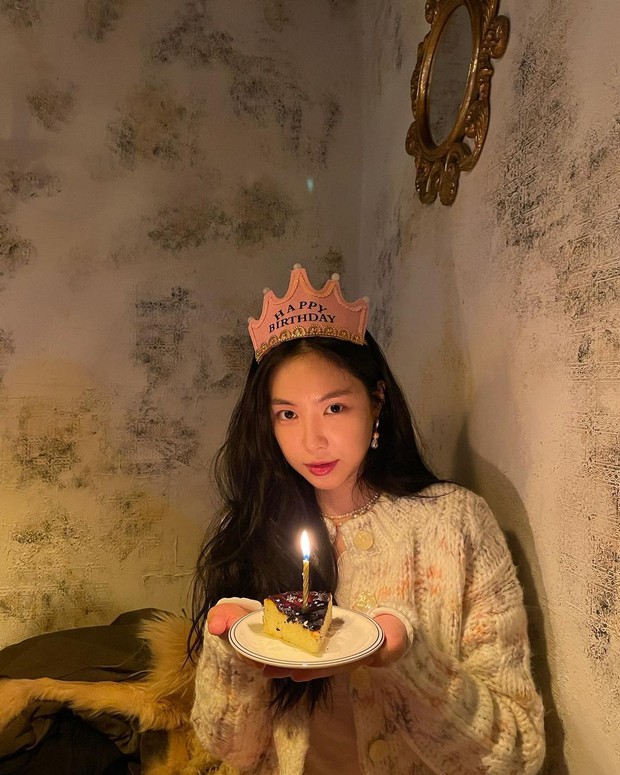 Cable Knit Cardigan/instagram.com/marcellasne_ Ketika memasuki musim hujan kamu bisa contek OOTD fashion Son Naeun untuk menghangatkan tubuh dengan mengenakan Cable Knit Cardigan