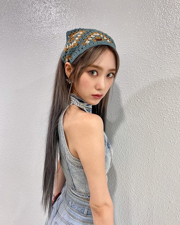 Crochet Triangle Headband/instagram.com/jihoa_f Kamu bisa contek hiasan rambut Jiho Oh My Girl untuk memaksimalkan OOTD fashion kamu, dengan Crochet Triangle Headband