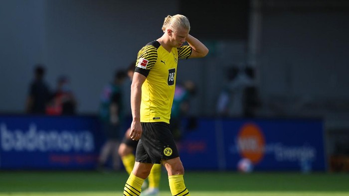FREIBURG IM BREISGAU, GERMANY - AUGUST 21: Erling Haaland of Borussia Dortmund looks dejected following defeat in the Bundesliga match between Sport-Club Freiburg and Borussia Dortmund at SC-Stadion on August 21, 2021 in Freiburg im Breisgau, Germany. (Photo by Matthias Hangst/Getty Images)
