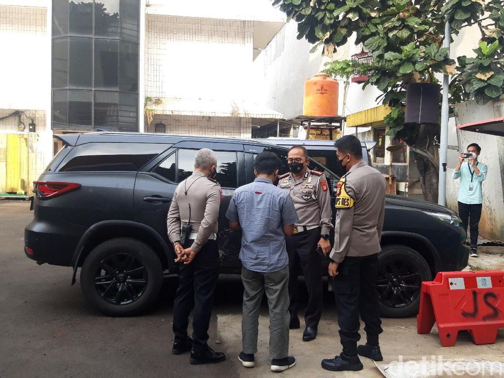 Detik-detik Fortuner Berpelat Dinas Polri Lawan Arus-Tabrak Mobil di Jaksel Detik-detik Fortuner Berpelat Dinas Polri Lawan Arus-Tabrak Mobil di Jaksel