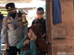 Haru Hasni Remaja Difabel Saat Dihadiahi Kapolres Sukabumi Kursi Roda