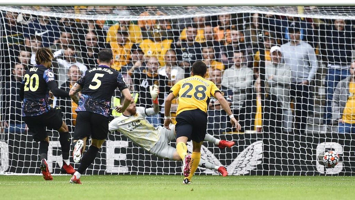 Gol Dele Alli ke gawang Wolves. (Foto: AP/Rui Vieira)