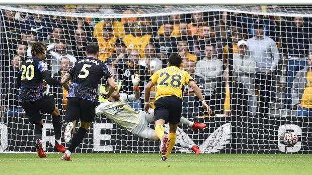 Tottenham's Dele Alli, left, scores his side's opening goal on a penalty, during the English Premier League soccer match between Wolverhampton Wanderers and Tottenham Hotspur at Molineux stadium in Wolverhampton, England, Sunday, Aug. 22, 2021. (AP Photo/Rui Vieira)