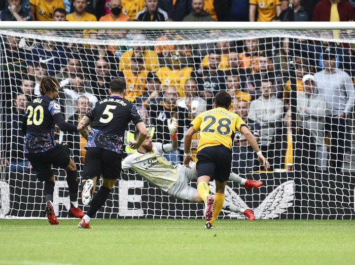Tottenham's Dele Alli, left, scores his side's opening goal on a penalty, during the English Premier League soccer match between Wolverhampton Wanderers and Tottenham Hotspur at Molineux stadium in Wolverhampton, England, Sunday, Aug. 22, 2021. (AP Photo/Rui Vieira)
