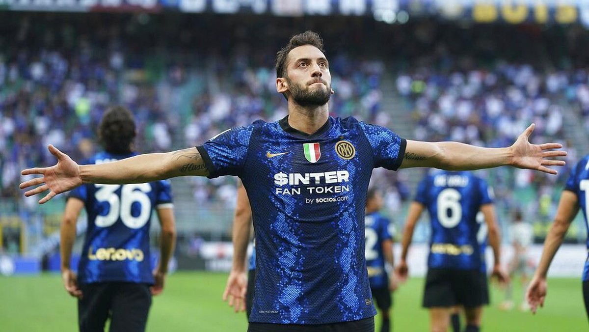 Hakan Calhanoglu melakukan tindakan yang membahayakan diri sendiri. (Foto: AP/Spada)