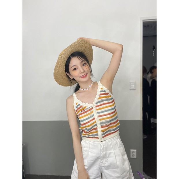 Hollow Out Crochet Cami Top/instagram.com/official_rcpc_ Yeonhee 'Rocket Punch' membagikan beberapa foto OOTD fashionnya ke akun Instagram, kamu bisa contek gaya Yeonhee saat mengenakan Hollow Out Crochet Cami Top