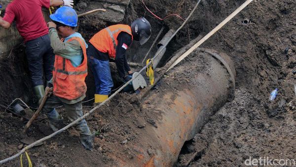 Ini Lho Pipa PDAM yang Pecah dan Bikin Banjir Jalan di Bandung