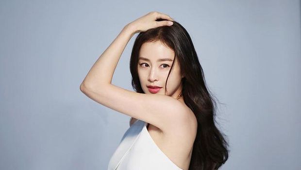 Istri dari Rain, Kim Tae Hee dianggap sebagai salah satu wanita tercantik di Korea. Kini, Kim Tae Hee berusia 41 tahun, namun wajahnya tidak berubah dan terlihat awet muda, ya Beauties. /Foto: instagram.com/storyjcompany