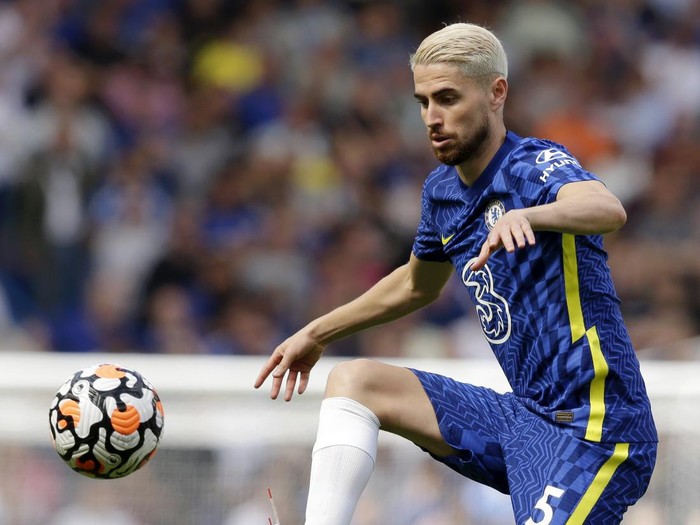 LONDON, ENGLAND - AUGUST 14: Jorginho of Chelsea controls the ball during the Premier League match between Chelsea and Crystal Palace at Stamford Bridge on August 14, 2021 in London, England. (Photo by Henry Browne/Getty Images)