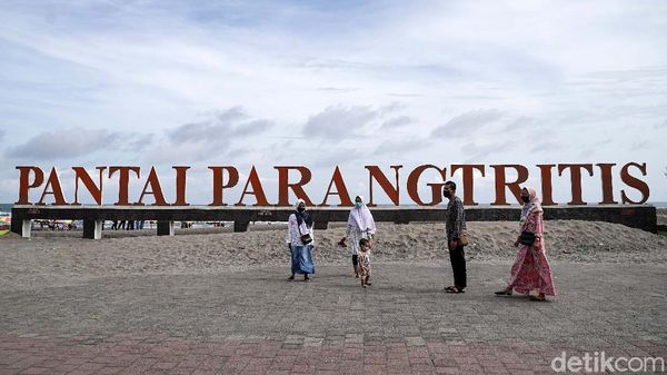 Kangen Piknik, Warga Datangi Pantai Parangtritis Bantul