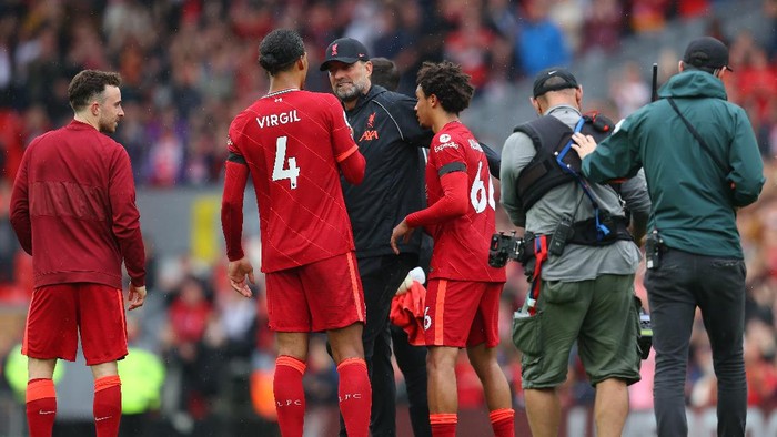 LIVERPOOL, ENGLAND - AUGUST 21: Jurgen Klopp, Manager of Liverpool interacts with Virgil van Dijk and Trent Alexander-Arnold of Liverpool following their sides victory in the Premier League match between Liverpool and Burnley at Anfield on August 21, 2021 in Liverpool, England. (Photo by Catherine Ivill/Getty Images)