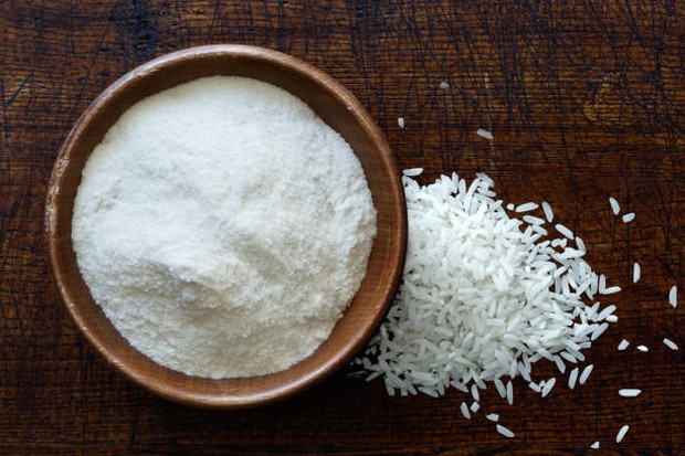Manfaat bedak dingin berbahan dasar tepung beras untuk cerahkan kulit wajah/Foto: istockphoto.com