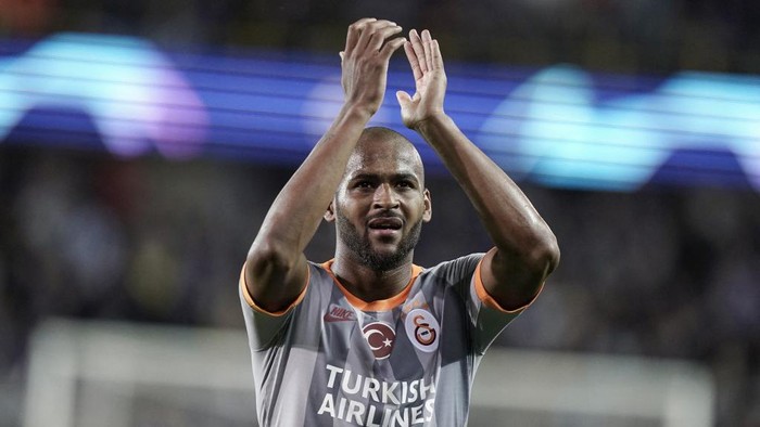Galatasarays Brazilian defender Marcao Teixeira greets his supporters at the end of the UEFA Champions League Group A football match between Brugge and Galatasaray on September 18, 2019 at the Jan Breydel stadium in Brugge. (Photo by Kenzo TRIBOUILLARD / AFP)