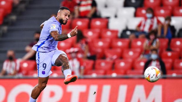 BILBAO, SPAIN - AUGUST 21: Memphis Depay of FC Barcelona scores his sides first goal during the LaLiga Santander match between Athletic Club and FC Barcelona at San Mames Stadium on August 21, 2021 in Bilbao, Spain. (Photo by Juan Manuel Serrano Arce/Getty Images)