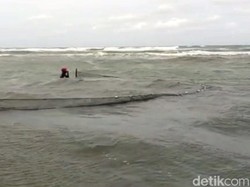 Kisah Nelayan Sukabumi, Menerjang Ombak Demi Berburu Udang Rebon