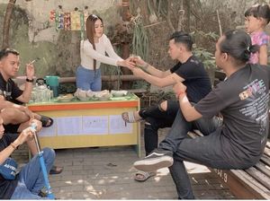 Nella Kharisma Pernah Pose Jualan Teh Manis hingga Make Up dengan Wajan Nella Kharisma Pernah Pose Jualan Teh Manis hingga Make Up dengan Wajan