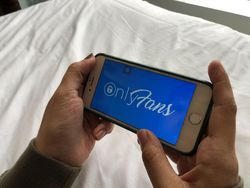 Ditegur gegara Berbaju Kelewat Seksi, Bintang Onlyfans Ngaku Jijik
