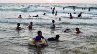 Pantai Gaza Diserbu Warga Palestina