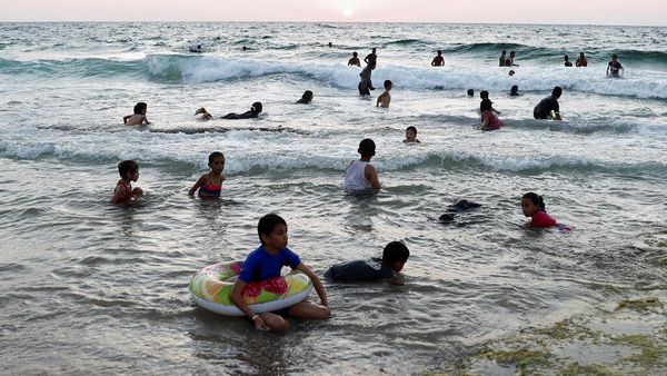 Pantai Gaza Diserbu Warga Palestina