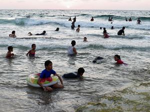 Pantai Gaza Diserbu Warga Palestina