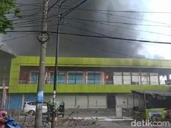 Lantai Dua Pasar Kembang Surabaya Terbakar, Pedagang Semburat