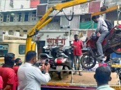 Waduh! Pria Ngotot Tetap di Atas Motor Padahal Lagi Diangkut Crane