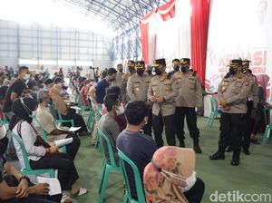 Kapolda Jatim Apresiasi Warga Bojonegoro yang Antusias Ikut Vaksinasi Kapolda Jatim Apresiasi Warga Bojonegoro yang Antusias Ikut Vaksinasi
