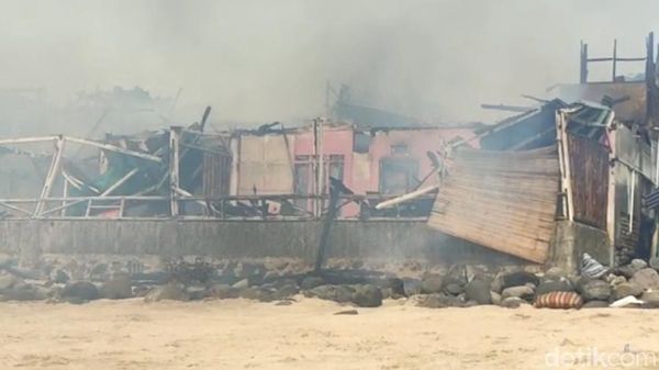 Puluhan Kamar Penginapan di Pantai Santolo Garut Terbakar